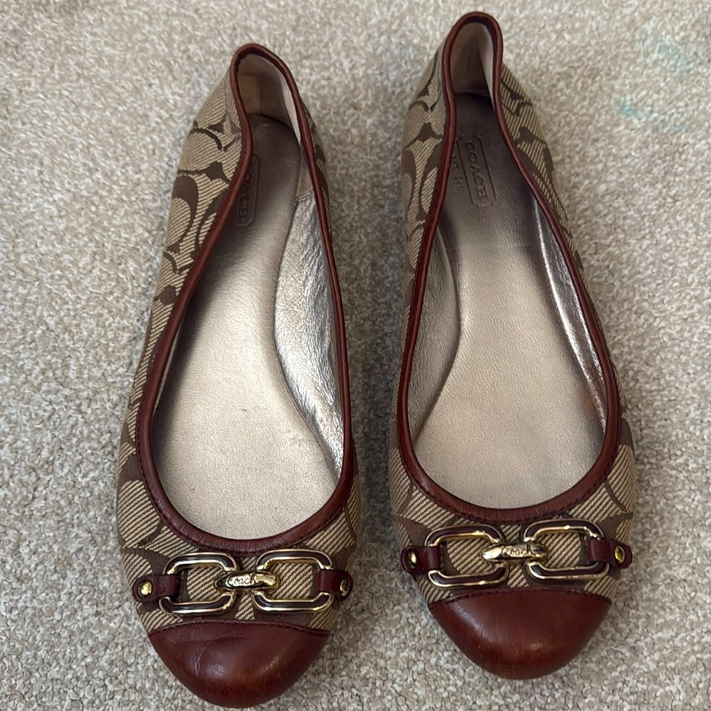 COACH WO SIZE 8 BROWN SIGNATURE TAN COACH BALLET FLATS GOLD BUCKE ACCENT CLEAN